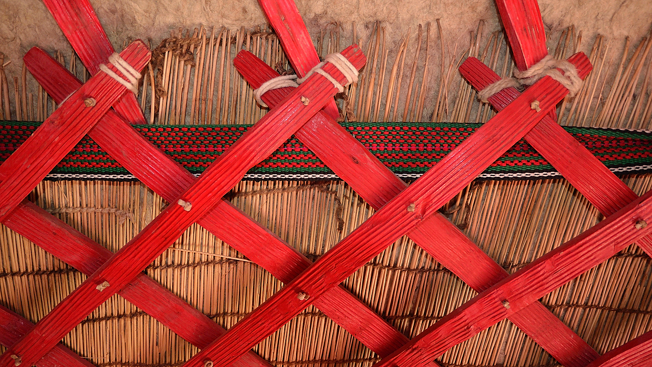 20130819-122-Song-Kul.jpg - Details of our yurt: the woodden structure can be completely unmounted or fold up to ease transportation