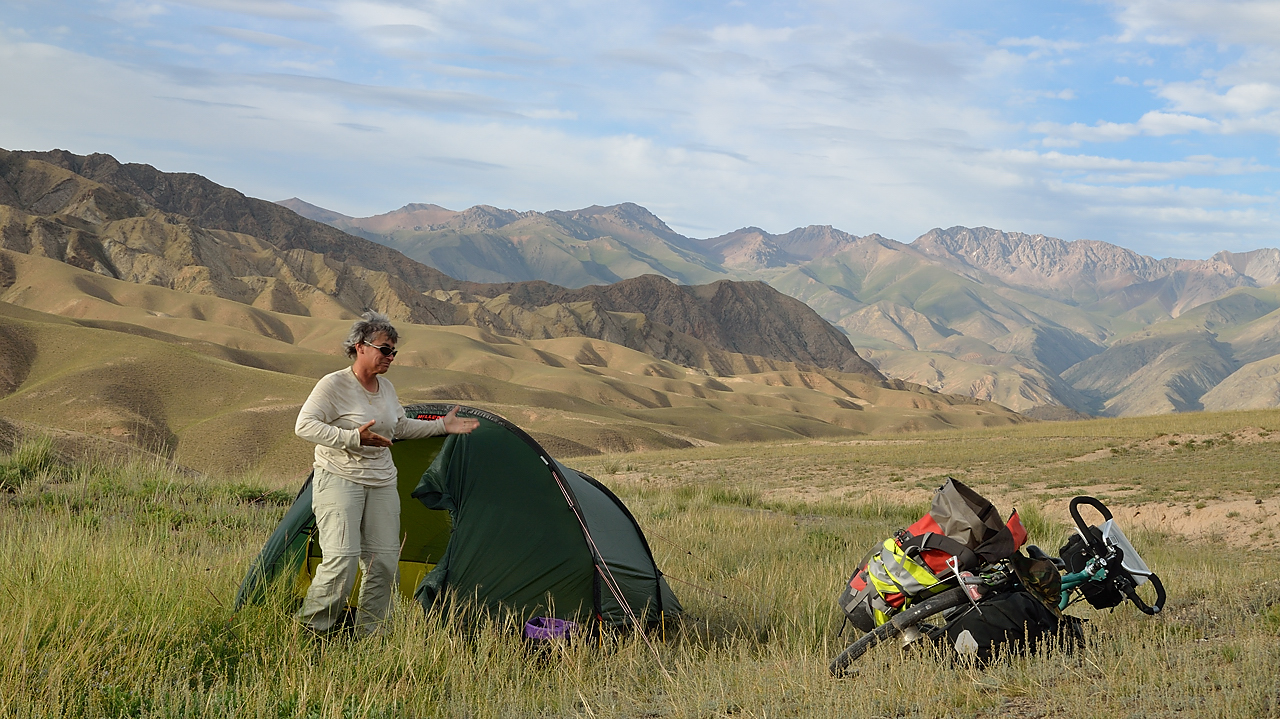 20130819-154-Song-Kul.jpg - Our last camp on the pass a few km from the road and  Sary Bulak