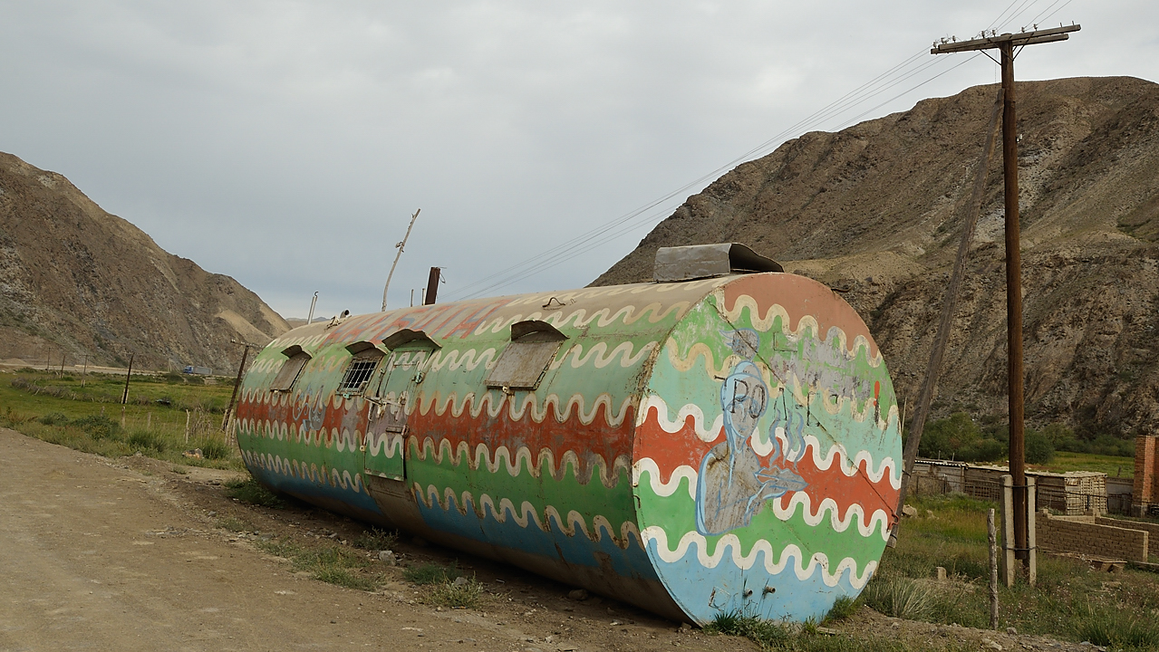 20130820-155-Song-Kul.jpg - At Sary-Bulak: the most original "container cottage" we have seen