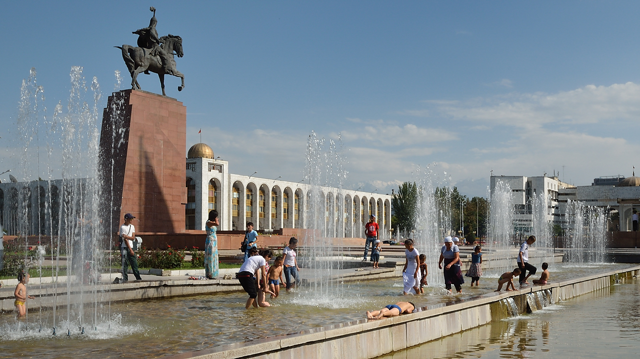 20130821-014-Bichkek.jpg - Ala Too Place: under the watchful eye of Manas